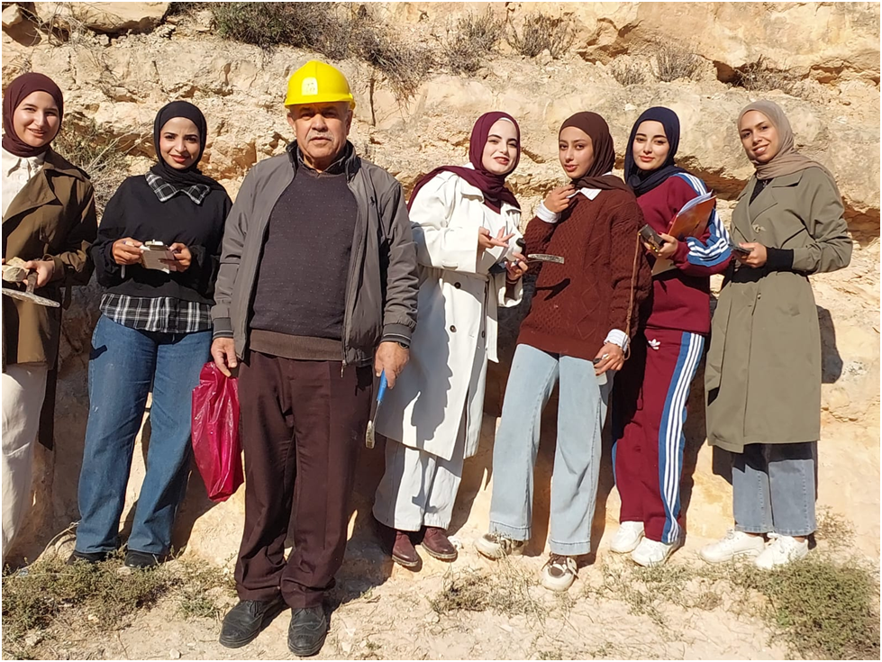 طلبة مساق التقنيات الميدانية في قسم علوم الأرض والبيئة ينفذون سلسلة رحلات علمية لبناء الخرائط الجيولوجية