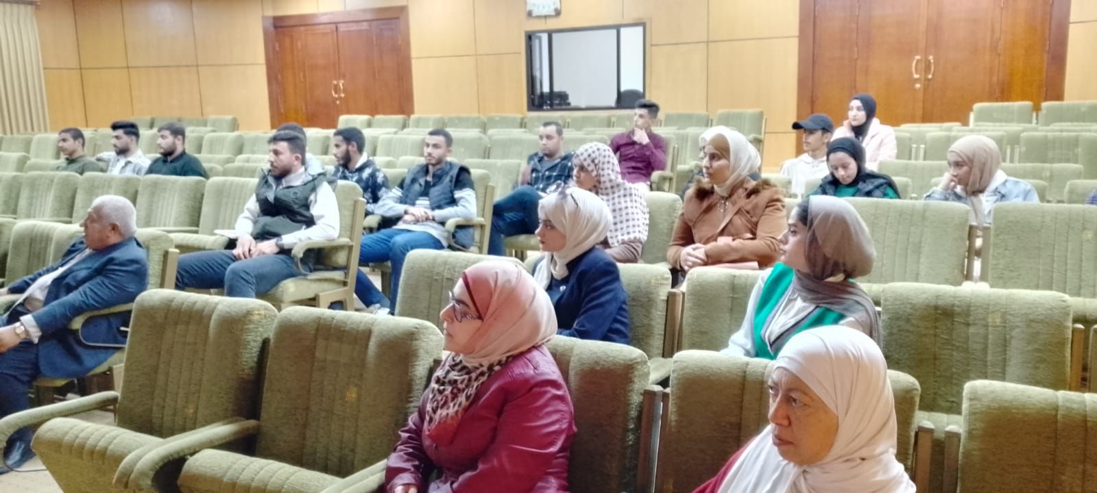 A meeting between a group of faculty members and new students of the Mathematics Department